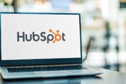 afbeelding van een laptop waar het HubSpot logo op te zien is